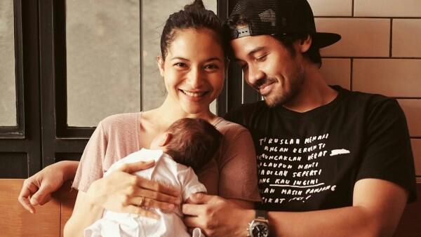 Manis Banget, 10 Gaya Chicco Jerikho dan Istri saat Asuh Baby Surinala