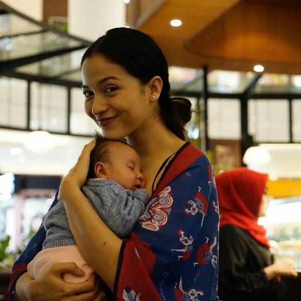 Manis Banget, 10 Gaya Chicco Jerikho dan Istri saat Asuh Baby Surinala