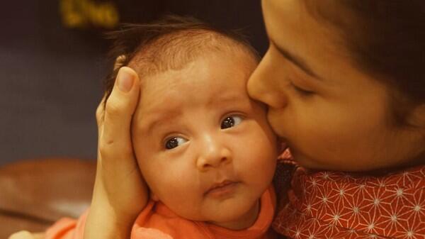Manis Banget, 10 Gaya Chicco Jerikho dan Istri saat Asuh Baby Surinala