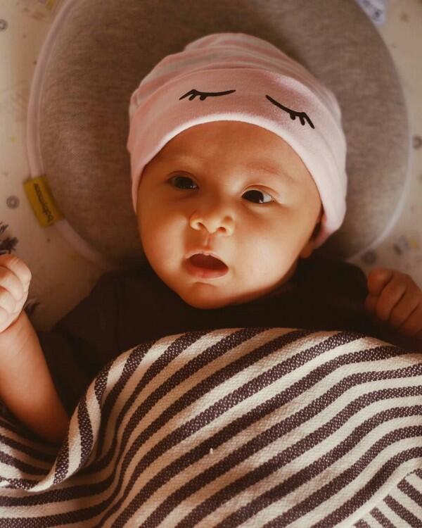 Manis Banget, 10 Gaya Chicco Jerikho dan Istri saat Asuh Baby Surinala