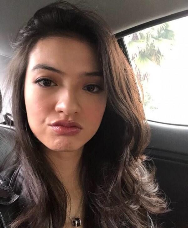 10 Potret Seleb dengan 'Bad Hair', Gak Sisiran Sampai Awut-Awutan