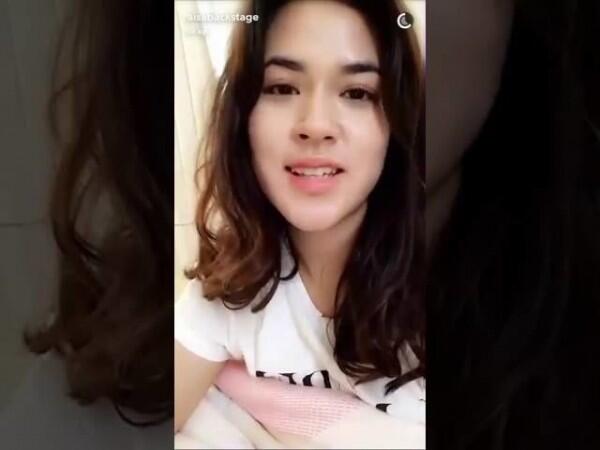 10 Potret Seleb dengan 'Bad Hair', Gak Sisiran Sampai Awut-Awutan