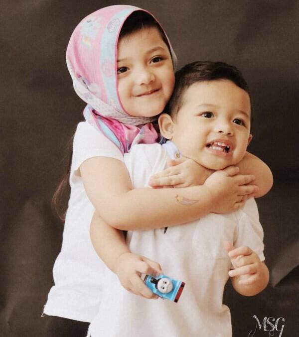 10 Potret Gemas Arsy Saat 'Momong' Arsya, Kakak Idaman Deh!