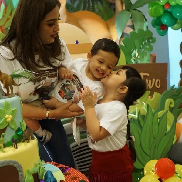 10 Potret Gemas Arsy Saat 'Momong' Arsya, Kakak Idaman Deh!