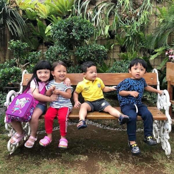 10 Potret Gemas Arsy Saat 'Momong' Arsya, Kakak Idaman Deh!