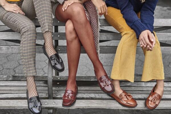 Selain Boots, 7 Alas Kaki Ini Bikin Kamu Fashionable Saat Musim Hujan