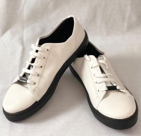 Selain Boots, 7 Alas Kaki Ini Bikin Kamu Fashionable Saat Musim Hujan
