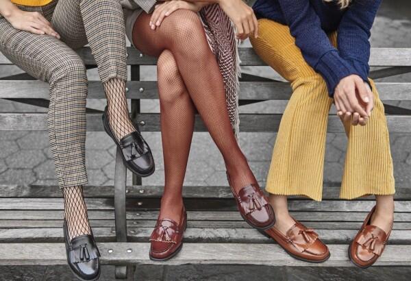 Selain Boots, 7 Alas Kaki Ini Bikin Kamu Fashionable Saat Musim Hujan