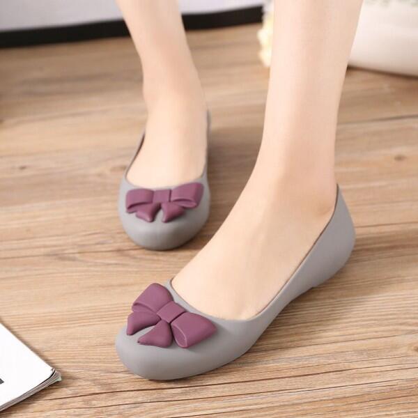 Selain Boots, 7 Alas Kaki Ini Bikin Kamu Fashionable Saat Musim Hujan