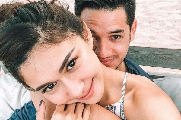 Romantisme Pasangan Selebriti yang Tinggal di Bali, Piknik Tiap Hari!