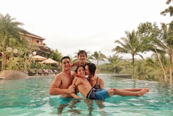 Romantisme Pasangan Selebriti yang Tinggal di Bali, Piknik Tiap Hari!