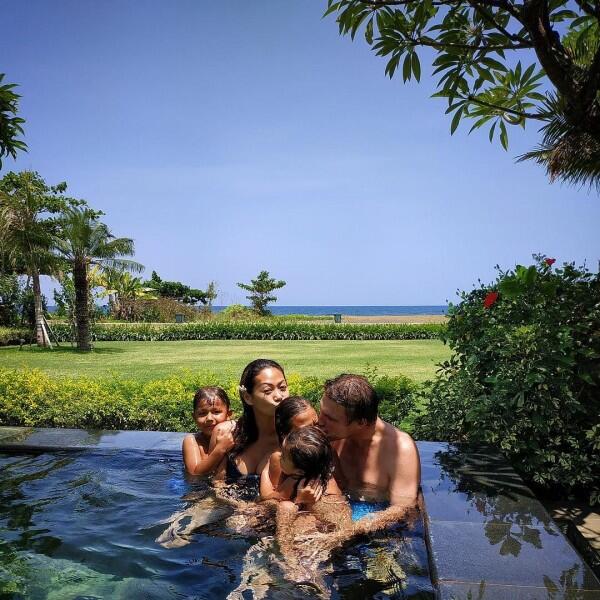 Romantisme Pasangan Selebriti yang Tinggal di Bali, Piknik Tiap Hari!