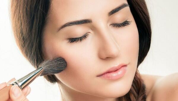 7 Cara Makeup Natural yang Mudah Diaplikasikan Para Pemula
