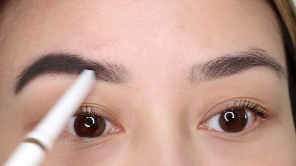 Ini 5 Pengaplikasian Kosmetik yang Tersulit Bagi Cewek Saat Dandan
