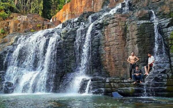 8 Air Terjun Paling Seger di Sulawesi Selatan, Liburan Makin Adem Deh!