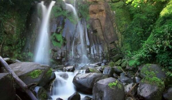 8 Air Terjun Paling Seger di Sulawesi Selatan, Liburan Makin Adem Deh!
