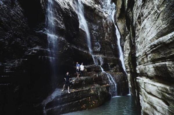 8 Air Terjun Paling Seger di Sulawesi Selatan, Liburan Makin Adem Deh!
