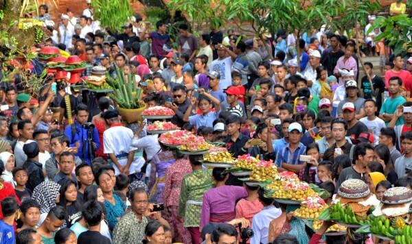 Perang Topat di NTB Bukan Sembarang Perang Brutal