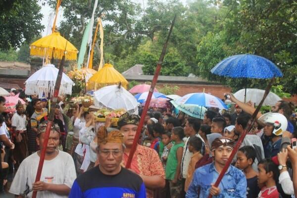Perang Topat di NTB Bukan Sembarang Perang Brutal