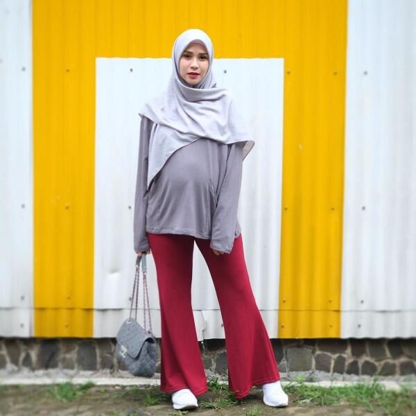 10 Inspirasi Fashion Bumil Berhijab, Referensi Tampil Fresh & Santun!
