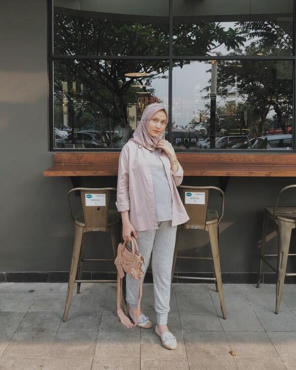 10 Inspirasi Fashion Bumil Berhijab, Referensi Tampil Fresh & Santun!