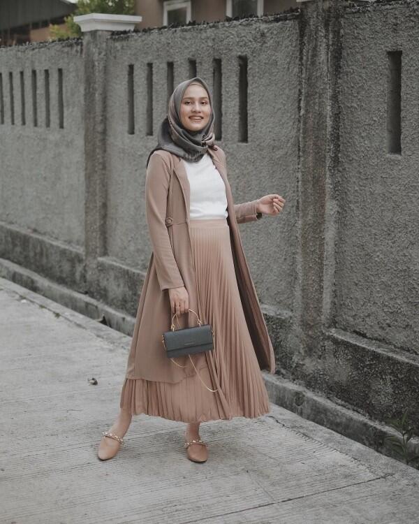10 Inspirasi Fashion Bumil Berhijab, Referensi Tampil Fresh & Santun!