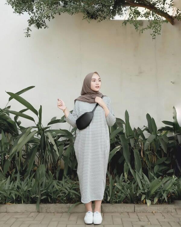 10 Inspirasi Fashion Bumil Berhijab, Referensi Tampil Fresh & Santun!
