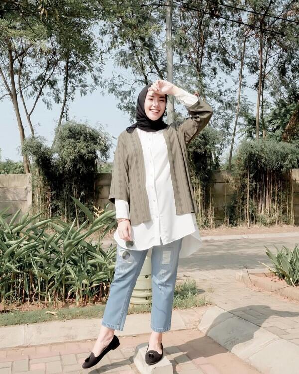 10 Inspirasi Fashion Bumil Berhijab, Referensi Tampil Fresh & Santun!