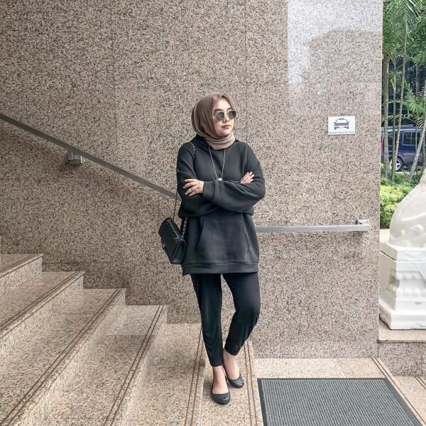 10 Inspirasi Fashion Bumil Berhijab, Referensi Tampil Fresh & Santun!