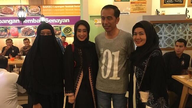 Senangnya Perempuan Bercadar yang Bisa Foto Bareng Jokowi