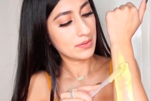 Metode Baru, Vlogger Ini Rontokan Bulu Ketiak Pakai Pasta Gigi