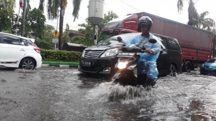 Hujan Deras Sore Ini, Ruas Jalan di Tanjung Priok Tergenang