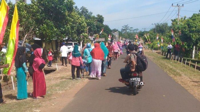 Ibu-ibu di Lampung Timur Rela Jalan Kaki 3 Km untuk Lihat Langsung Jokowi