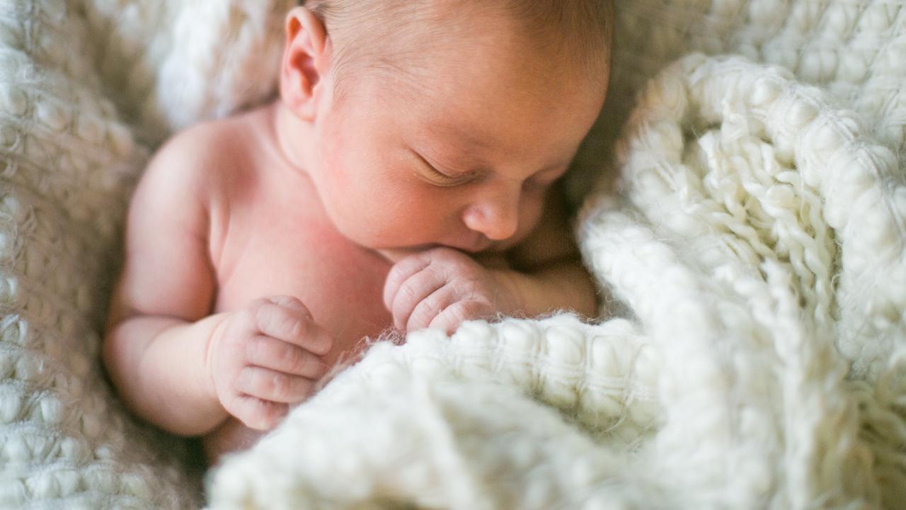 Meludahi... Ini 5 Tradisi Aneh dan Berbahaya Bagi Bayi di Seluruh Dunia 