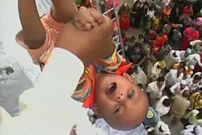 Meludahi... Ini 5 Tradisi Aneh dan Berbahaya Bagi Bayi di Seluruh Dunia 