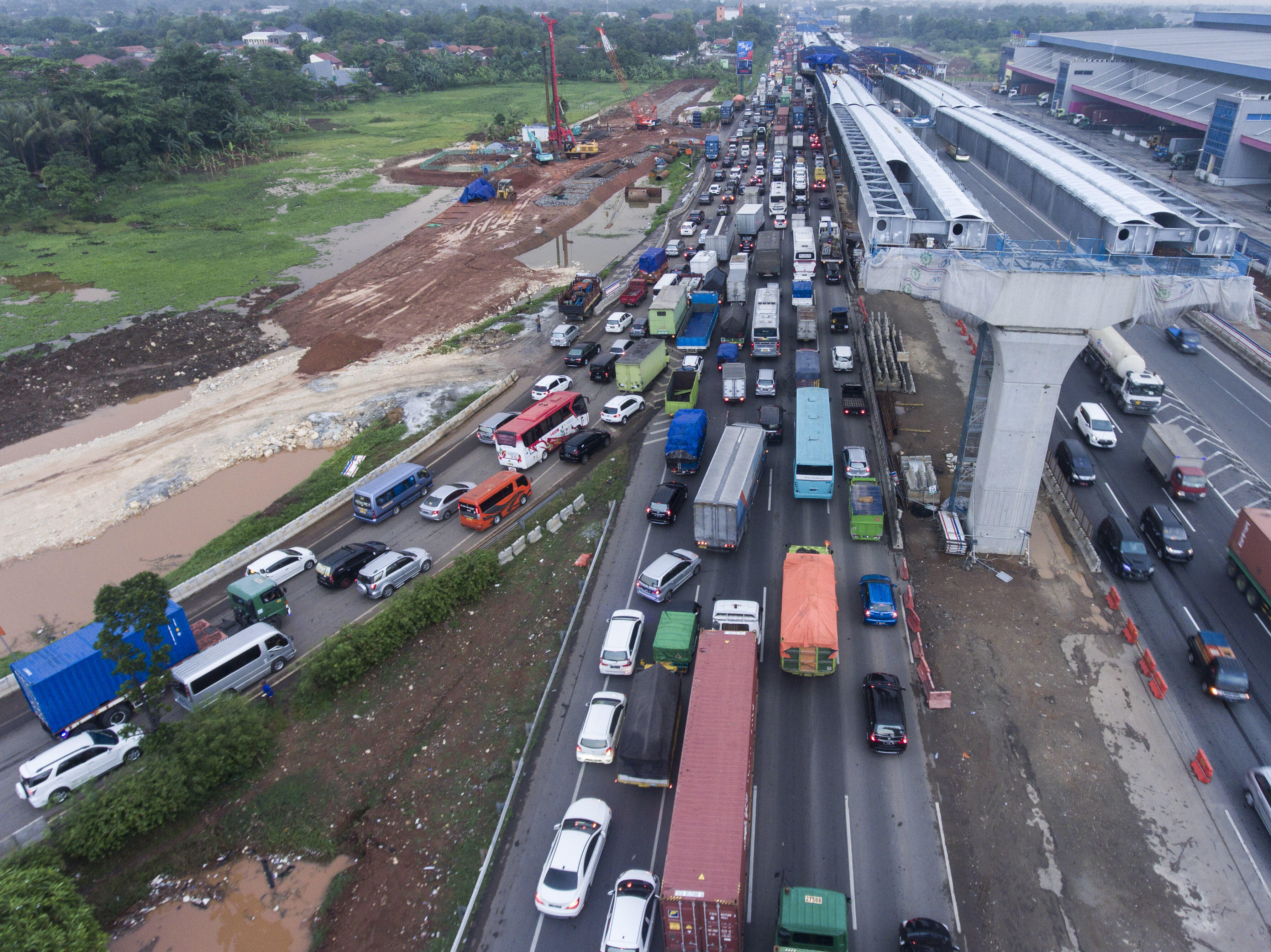 Solusi Terbaik Tangani Kemacetan Tol Jakarta-Cikampek
