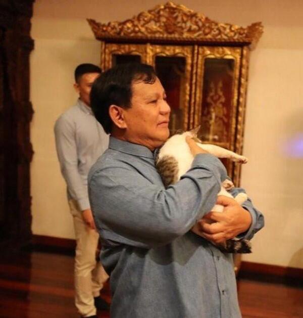 11 Momen Kebersamaan Prabowo & Kucing Kesayangannya, Cute Abis!