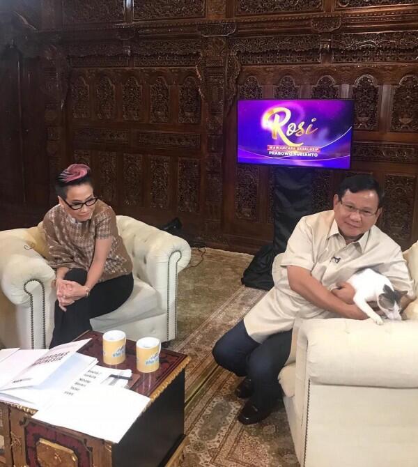 11 Momen Kebersamaan Prabowo & Kucing Kesayangannya, Cute Abis!