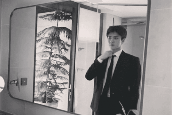 Keren Abis, Ini 12 Kompilasi Mirror Selfie ala Sehun EXO