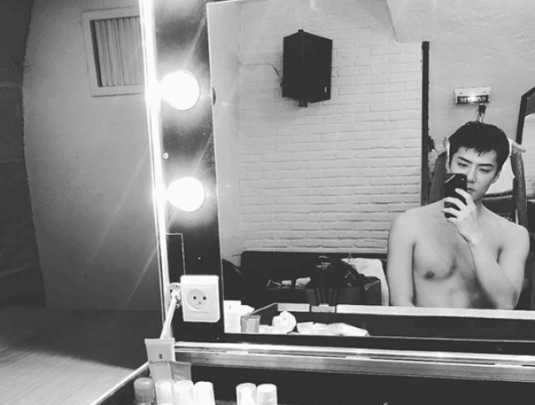 Keren Abis, Ini 12 Kompilasi Mirror Selfie ala Sehun EXO