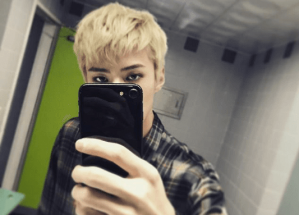 Keren Abis, Ini 12 Kompilasi Mirror Selfie ala Sehun EXO