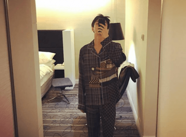 Keren Abis, Ini 12 Kompilasi Mirror Selfie ala Sehun EXO