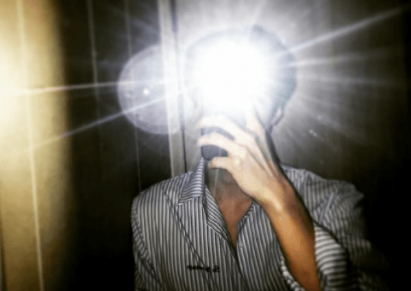 Keren Abis, Ini 12 Kompilasi Mirror Selfie ala Sehun EXO