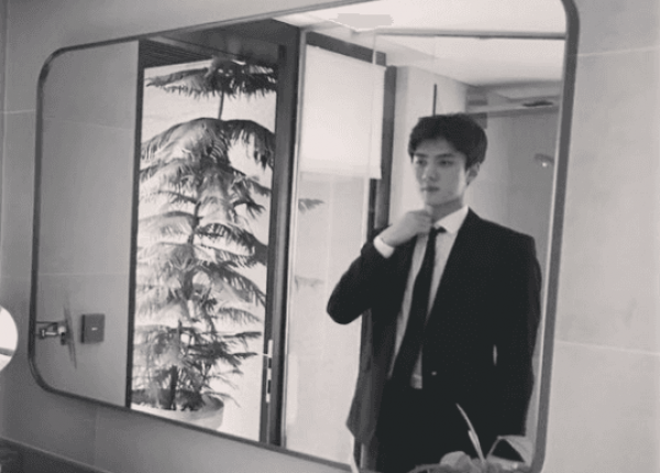 Keren Abis, Ini 12 Kompilasi Mirror Selfie ala Sehun EXO