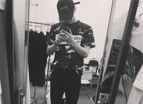 Keren Abis, Ini 12 Kompilasi Mirror Selfie ala Sehun EXO