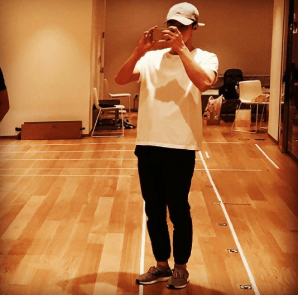Keren Abis, Ini 12 Kompilasi Mirror Selfie ala Sehun EXO