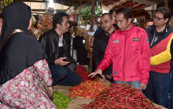 Blusukan ke Pasar Lampung, Jokowi: Tempe Cuma Rp 3.000