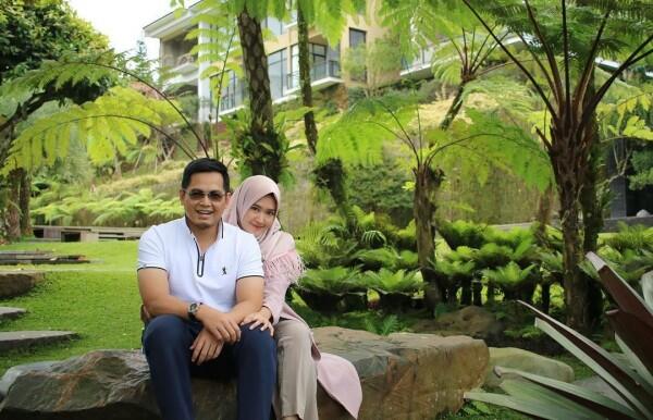 Bakal Punya Anak Lagi, 10 Potret Kemesraan Tommy Kurniawan & Istri