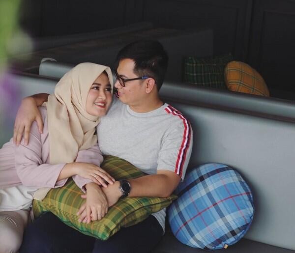 Bakal Punya Anak Lagi, 10 Potret Kemesraan Tommy Kurniawan & Istri