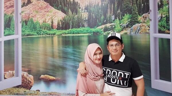 Bakal Punya Anak Lagi, 10 Potret Kemesraan Tommy Kurniawan & Istri